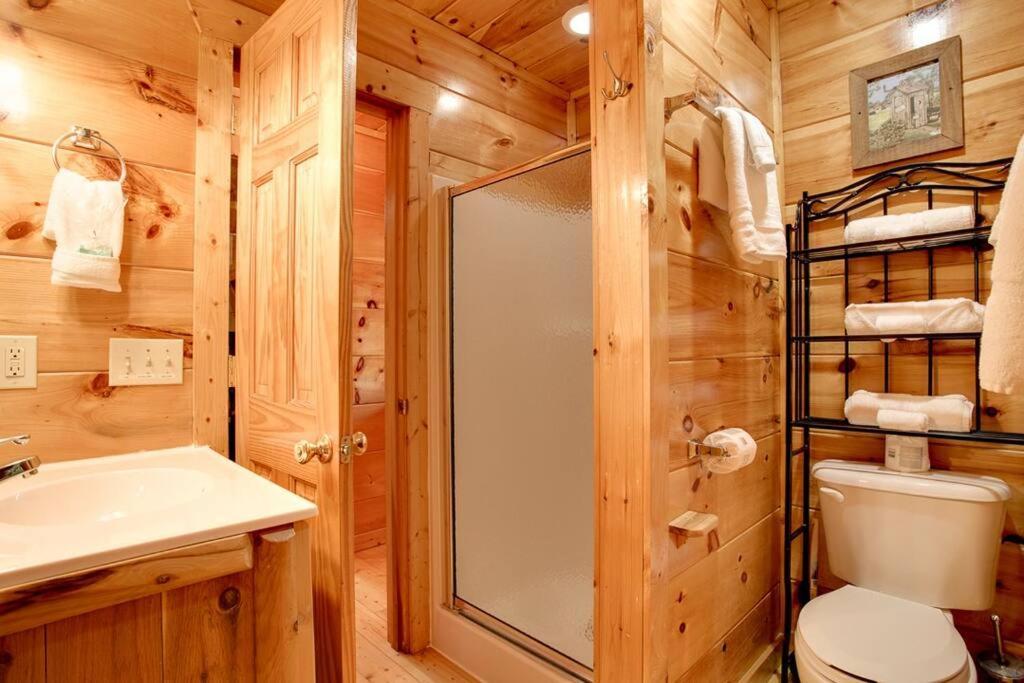 Brave Eagle Cabin Sevierville Oda fotoğraf