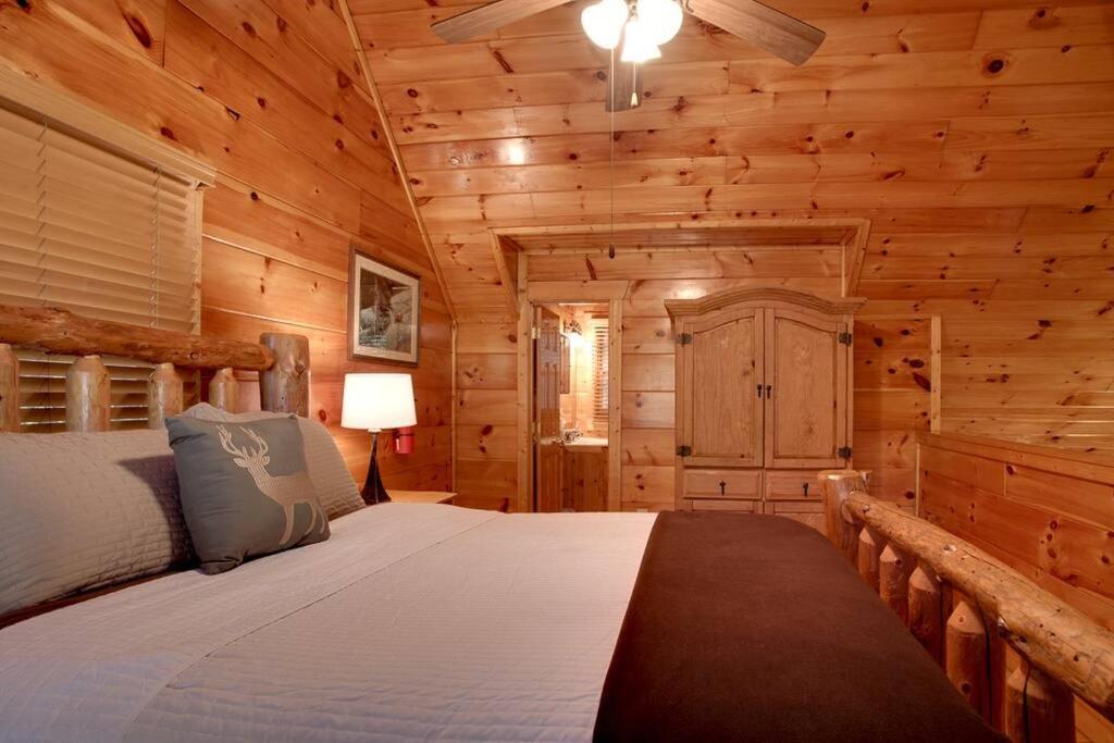 Brave Eagle Cabin Sevierville Oda fotoğraf