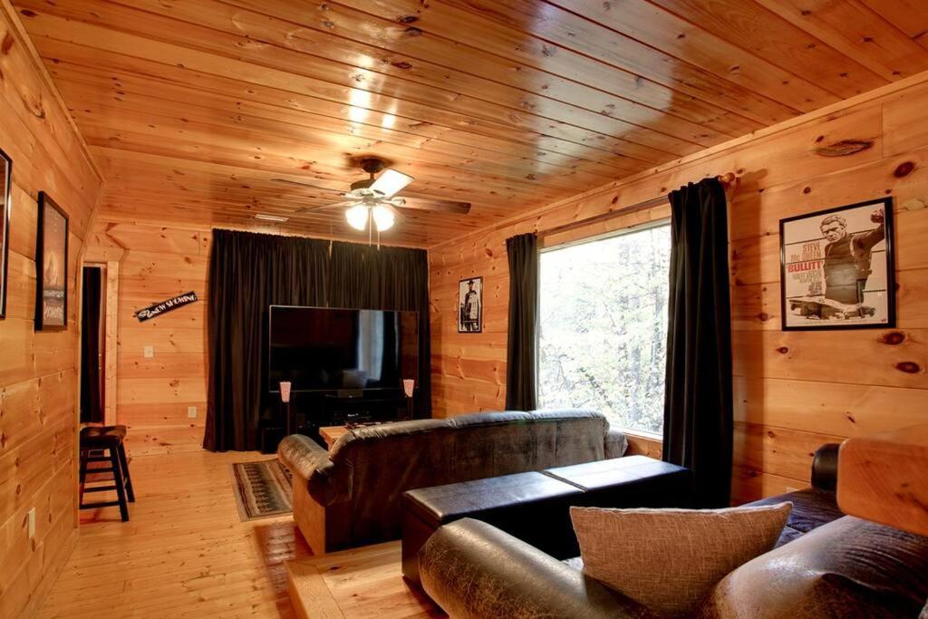 Brave Eagle Cabin Sevierville Oda fotoğraf