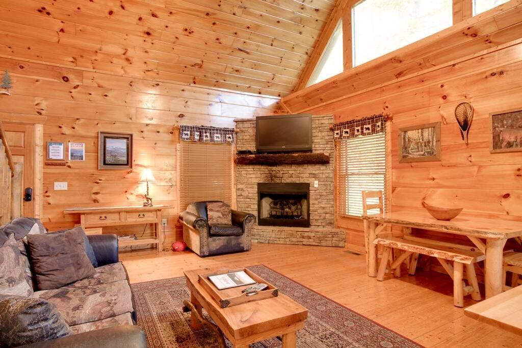 Brave Eagle Cabin Sevierville Oda fotoğraf