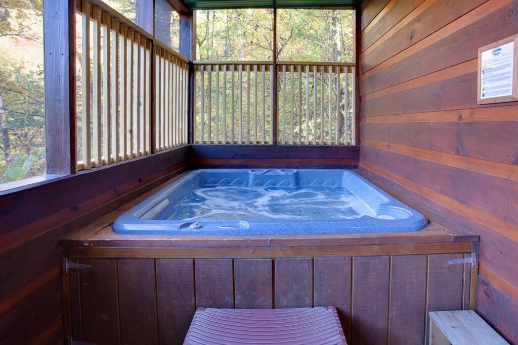 Brave Eagle Cabin Sevierville Oda fotoğraf