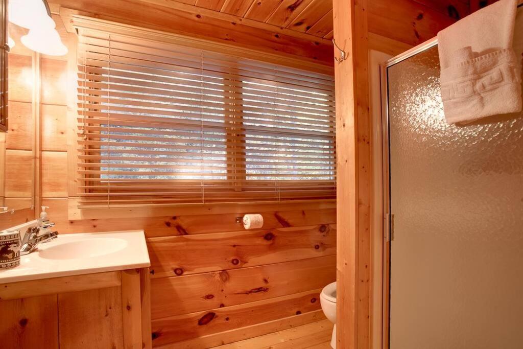 Brave Eagle Cabin Sevierville Oda fotoğraf
